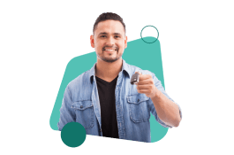 Homem sorrindo simulando crédito através do celular