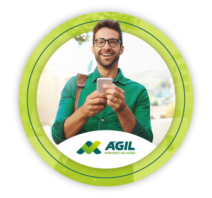 Homem feliz sorrindo com celular na mão