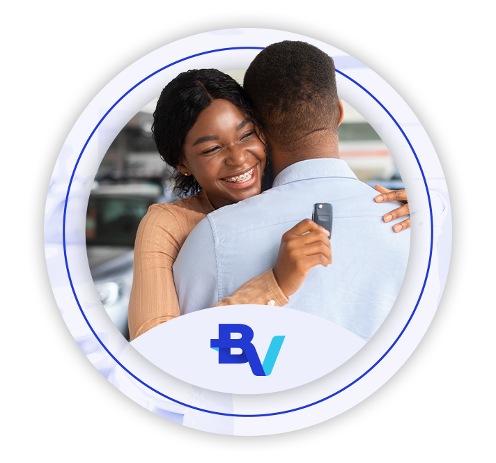 Casal jovem negros se abrançando feliz, mulher sorrindo e com uma chave de carro na mão