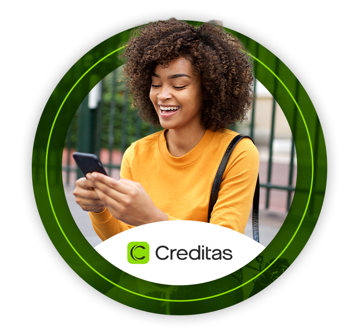 Mulher jovem sorrindo, usando o celular