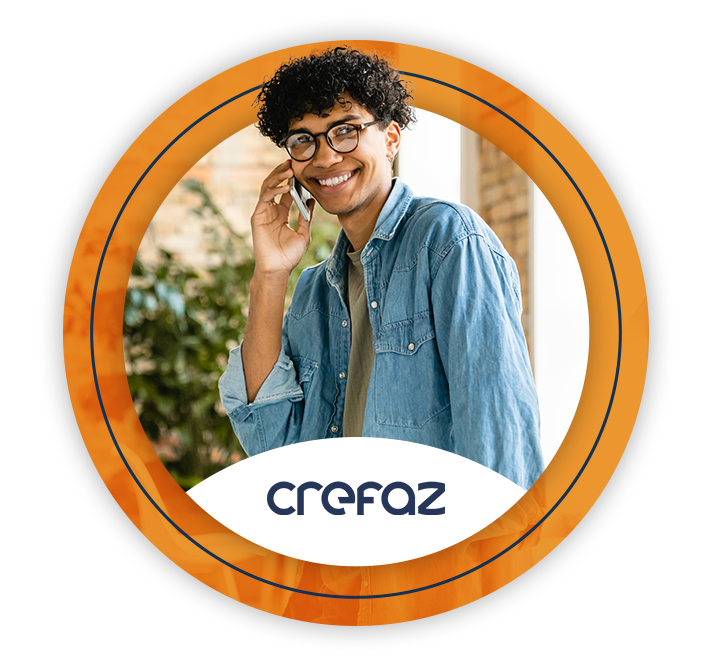 Garoto jovem sorrindo e feliz, em uma ligação no celular.