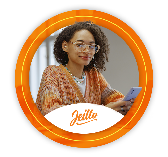 Mulher jovem demonstrando felicidade e com um celular na mão