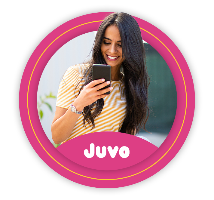 Mulher sorrindo usando o celular