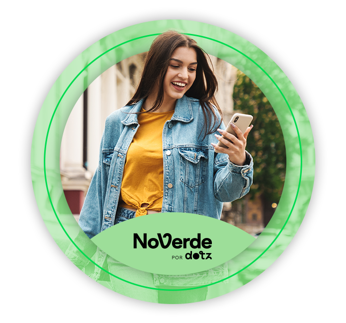 Mulher jovem sorrindo olhando o celular