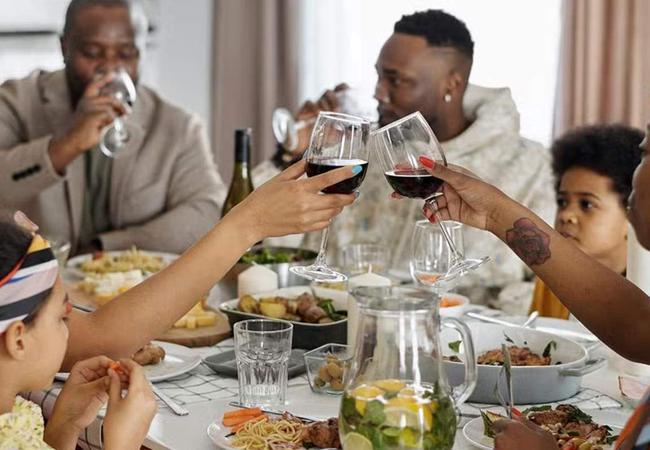 Festas de final de ano: como aproveitar sem perder o controle do seu dinheiro