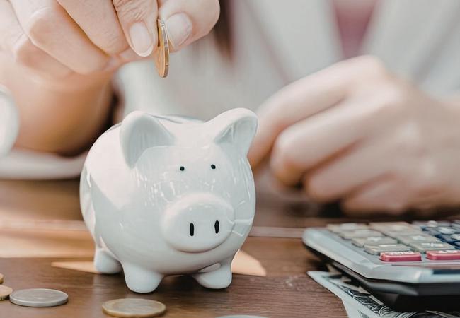 Como guardar dinheiro: 7 dicas simples para economizar no dia a dia