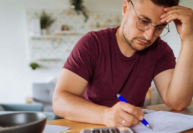 Trabalho, renda e dívidas: como equilibrar as contas mesmo ganhando pouco
