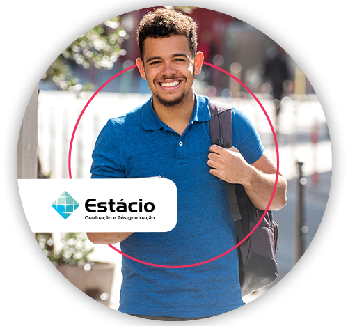 Homem, jovem, negro, sorrindo, de camiseta polo azul, andando com uma mochila no ombro.