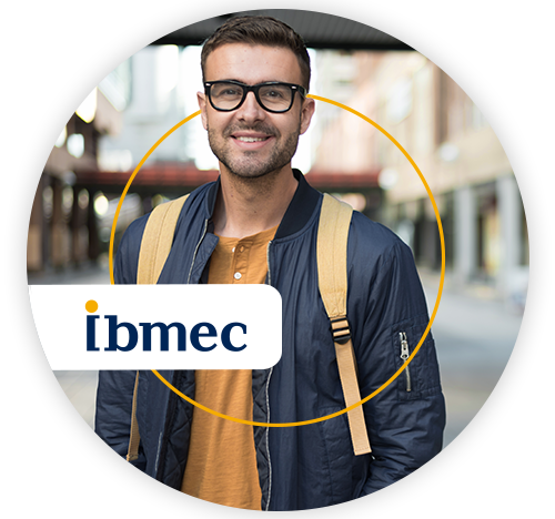 Jovem, branco, de óculos, sorrindo, de camiseta laranja, jaqueta azul e mochila 