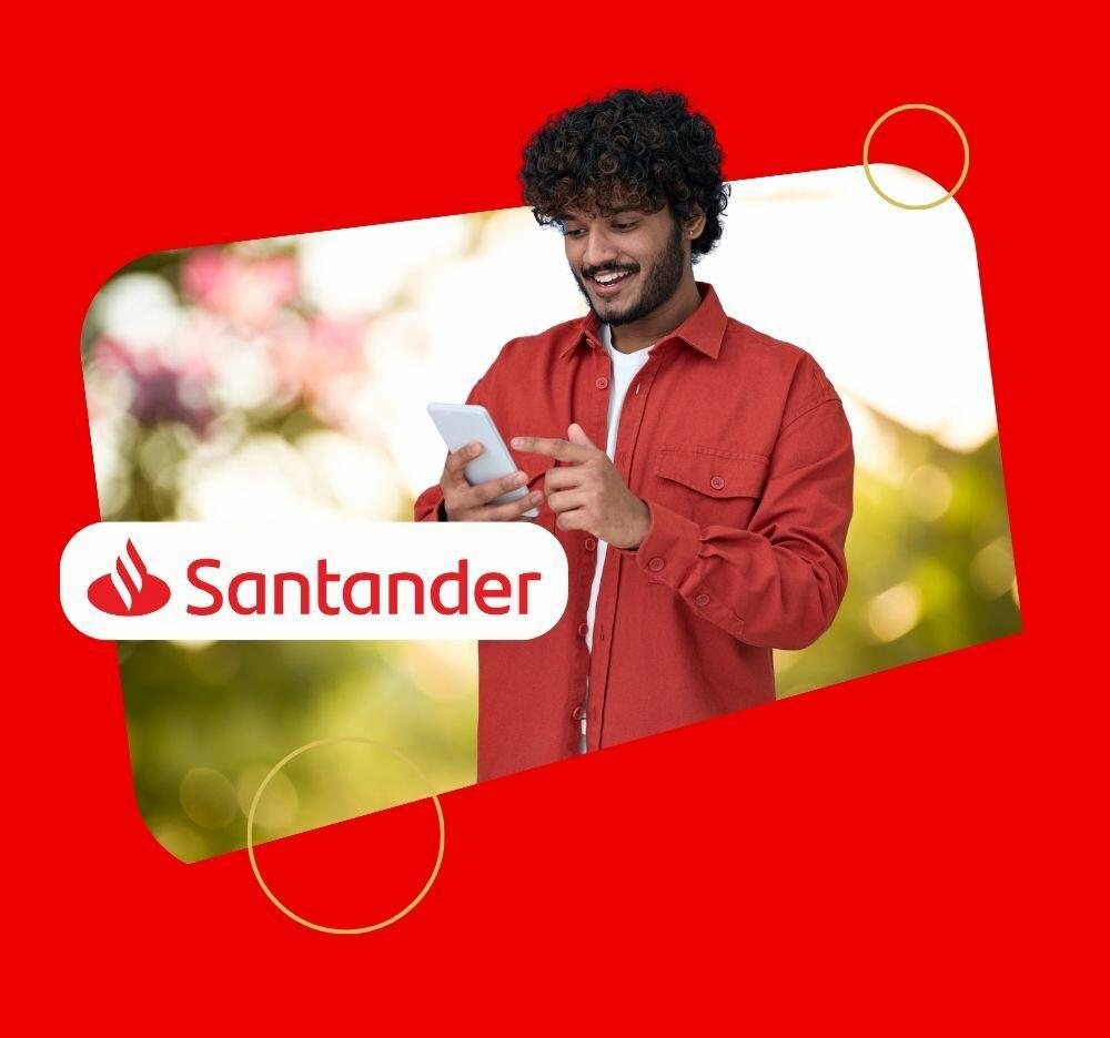 Um homem jovem de camiseta vermelha, sorrindo, olhando o celular.