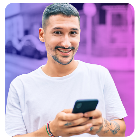 Homem sorrindo segurando celular, com fundo em degradê roxo e rosa.