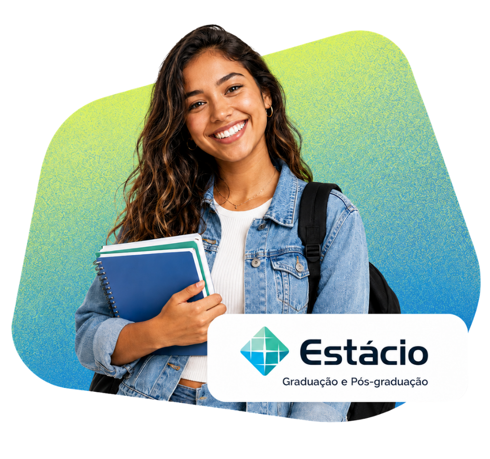 Mulher jovem estudante, sorrindo, com mochila no ombro e cadernos nas mãos.