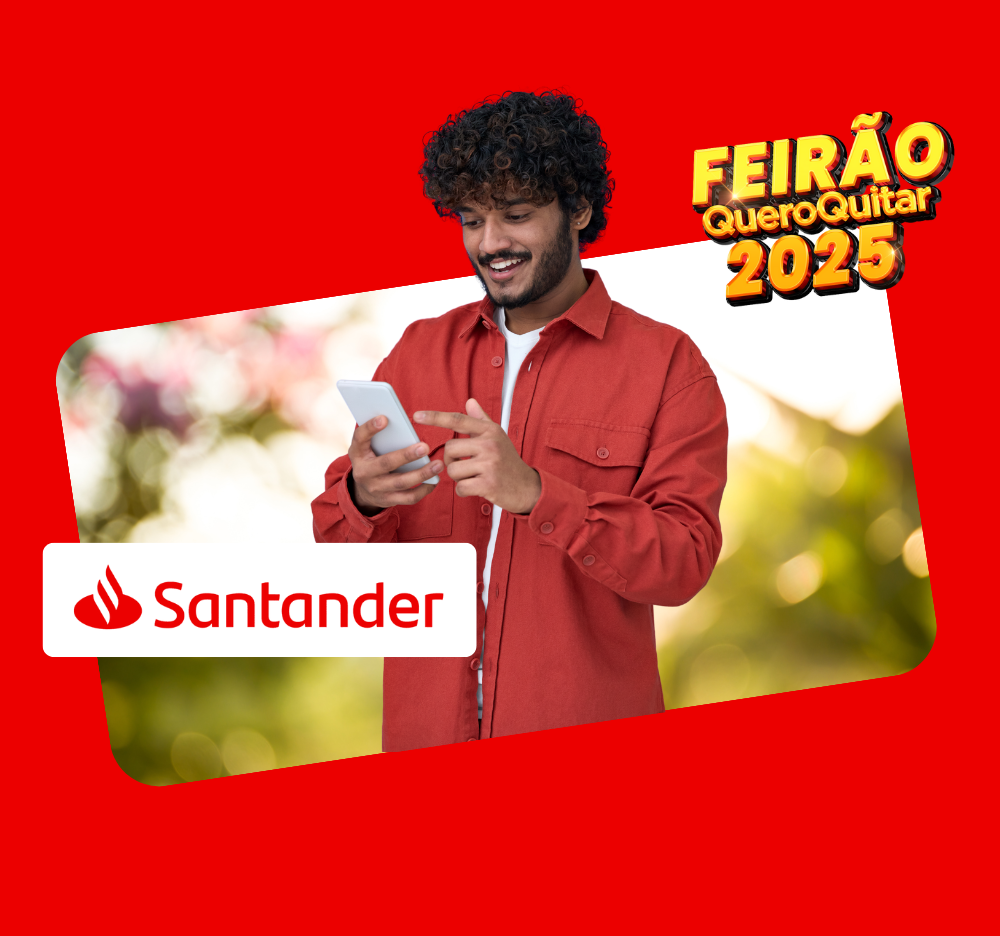 Um homem jovem de camiseta vermelha, sorrindo, olhando o celular.