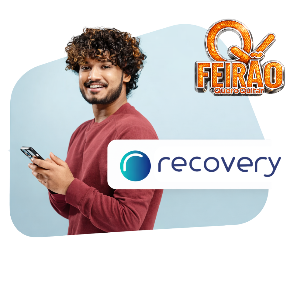 uma mulher feliz sorrindo usando o celular