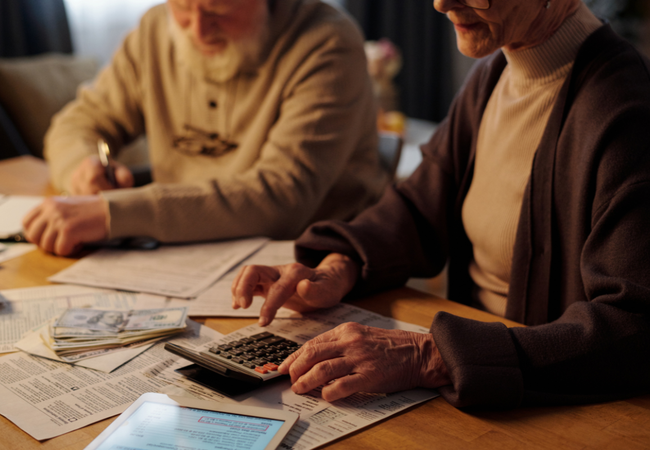 Como o envelhecimento do cérebro afeta as decisões financeiras?