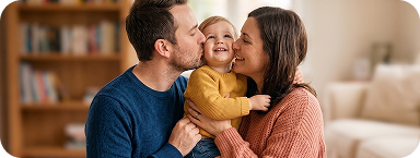 Banner de uma família feliz, casal beijando a bochecha do bebê