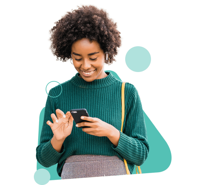 Mulher sorrindo simulando crédito através do celular